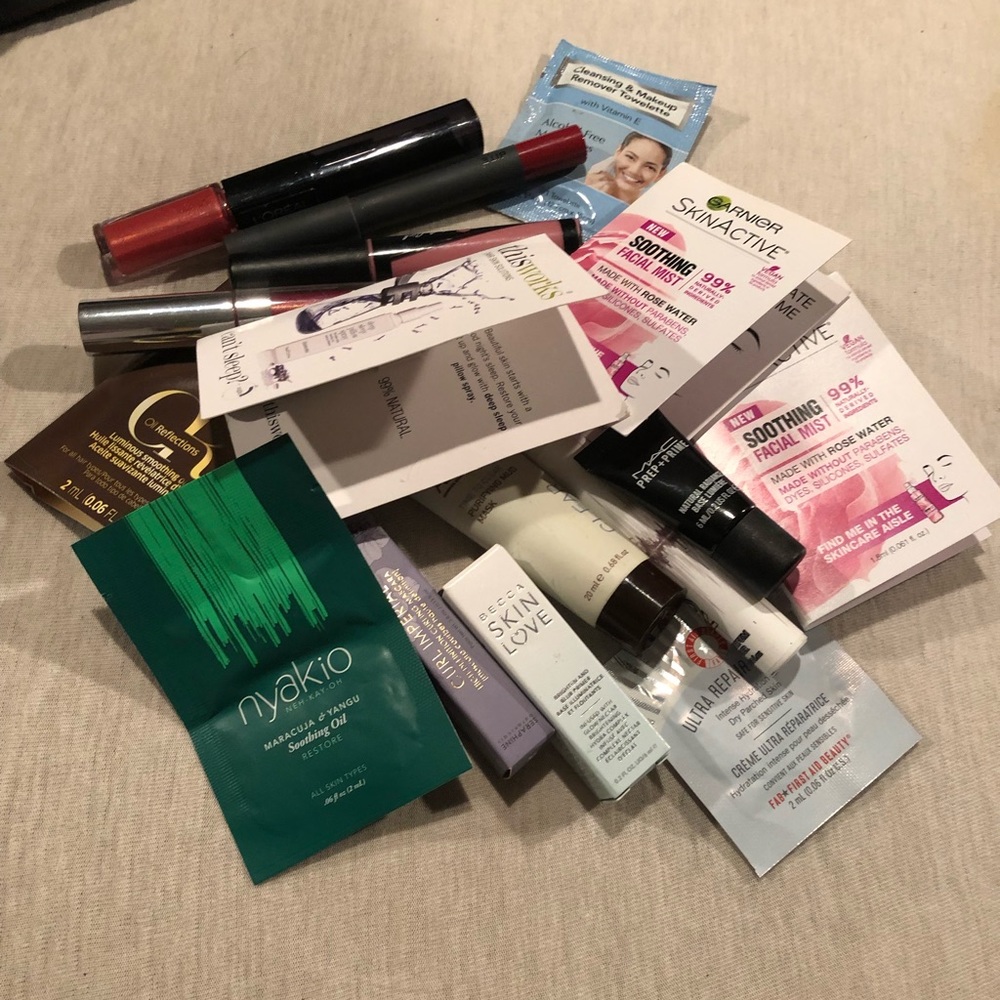 Travel/sample bundle plus Lipsticks.